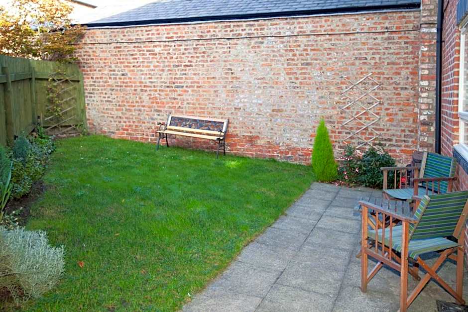 Riverbank View Three Bedroom Apartment with Free Parking