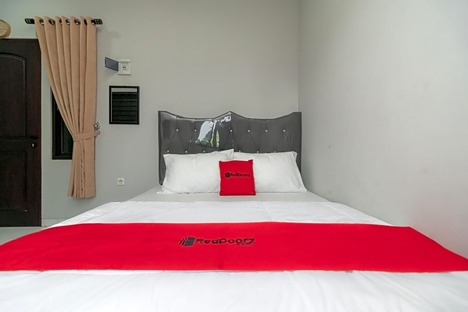 RedDoorz Plus near Jungeland Sentul