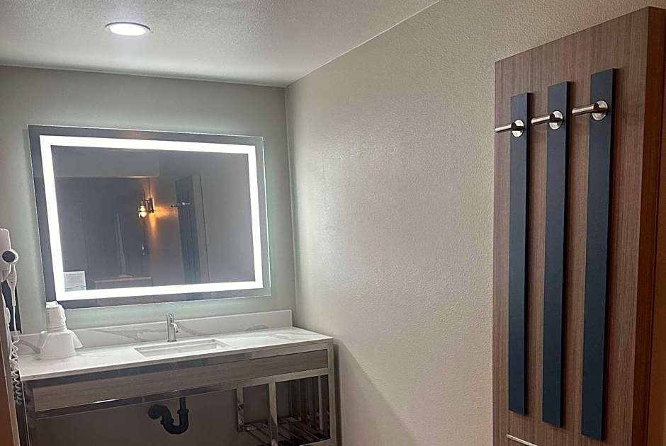 Super 8 by Wyndham Oceanside Downtown