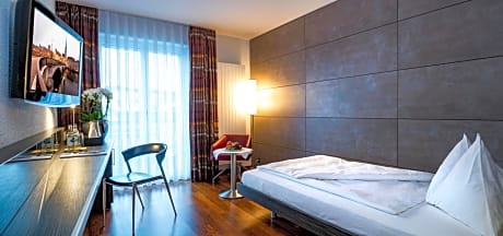 Standard Single Room - Street Side
