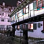 Schiefes Haus