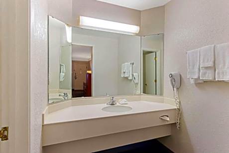 2 Double Beds