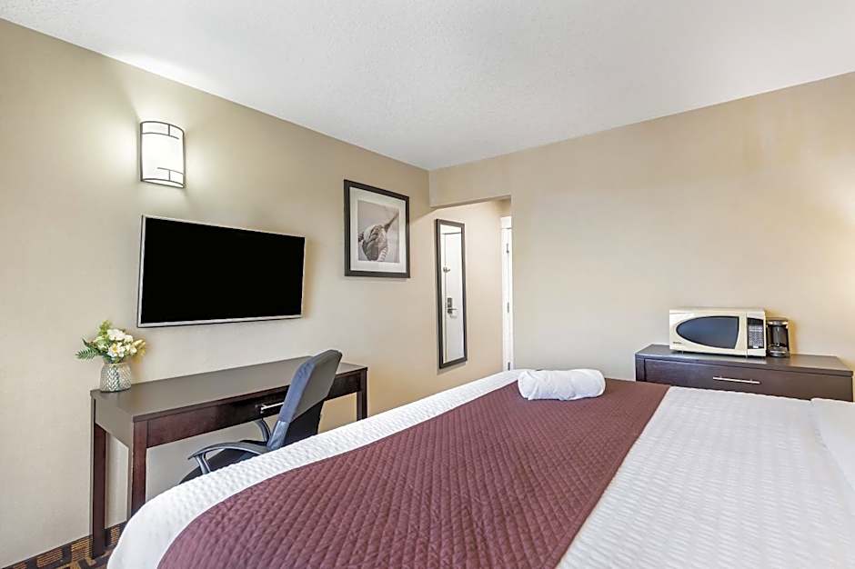 Days Inn by Wyndham Sylvan Lake