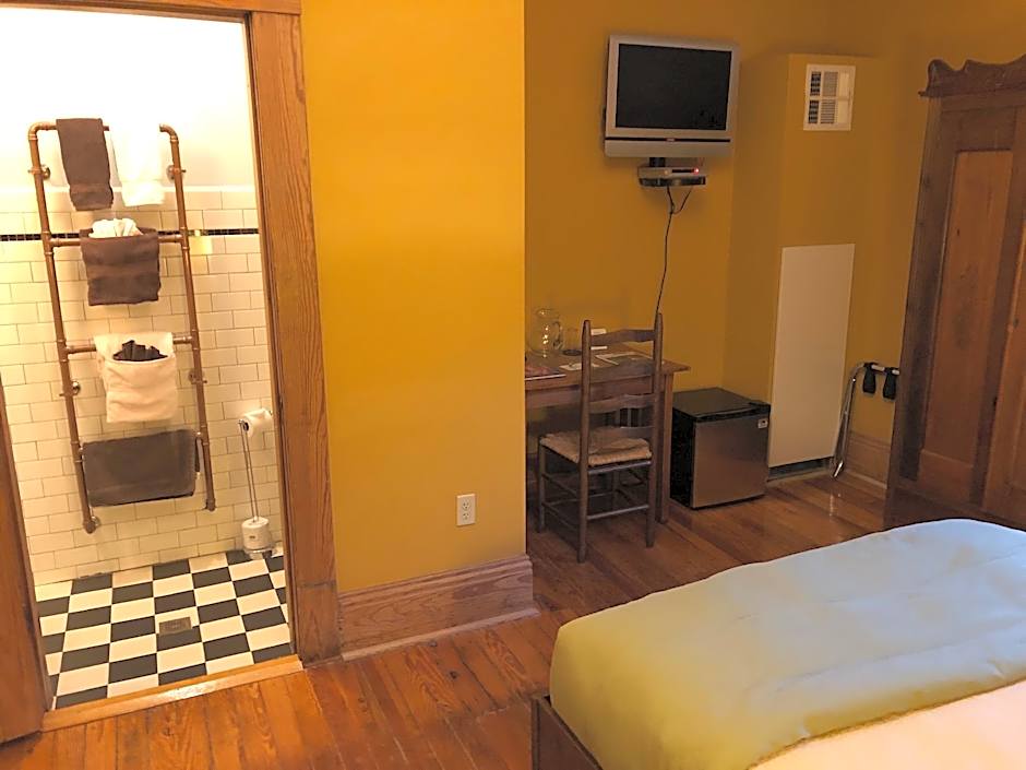 Photo 1 of 6 of 1 Queen Bed, City View