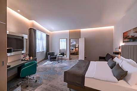 King Room - Mobility Access/Roll in Shower - Non-Smoking