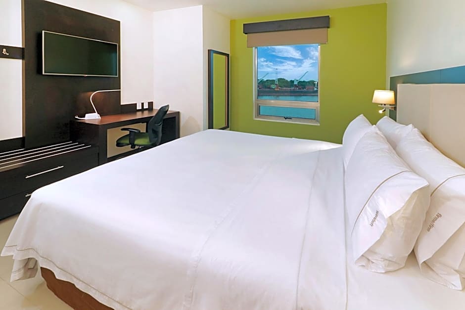 Photo 1 of 2 of 1 King Bed, Poolside