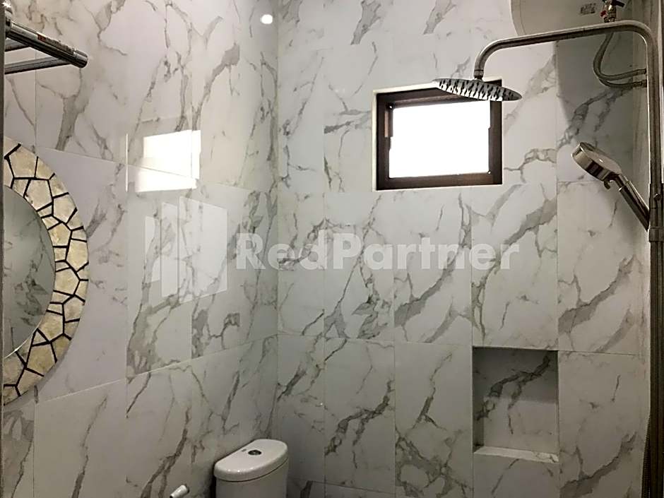 Hotel D88 Mitra RedDoorz near Santera Flower Garden