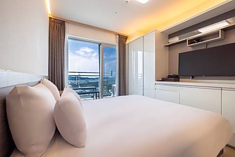 Deluxe King with Terrace (Harbor View)