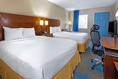 1 King Bed Suite Non-Smoking
