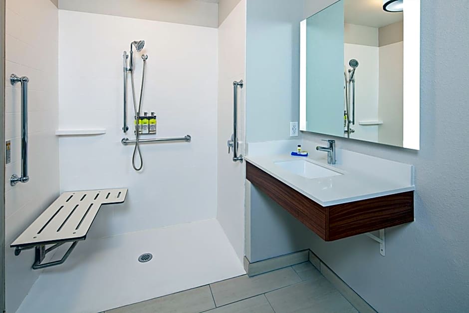 Holiday Inn Express & Suites Clovis Fresno Area By IHG