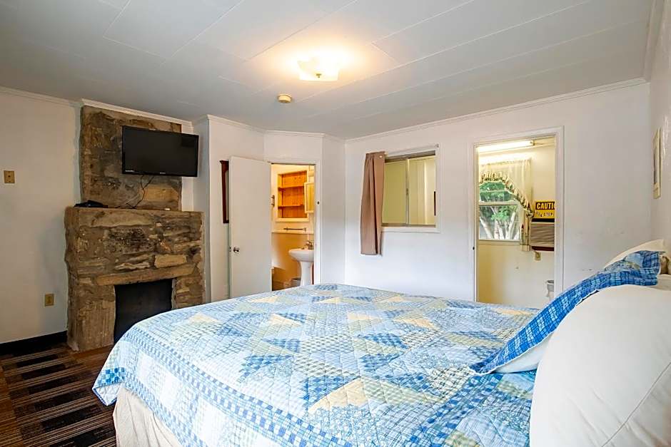 Lloyd's On The River Country Inn By OYO