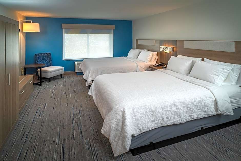 Holiday Inn Express & Suites Fairmont By IHG