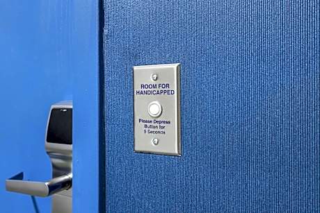 1 King Mobility/Hearing Accessible Bathtub