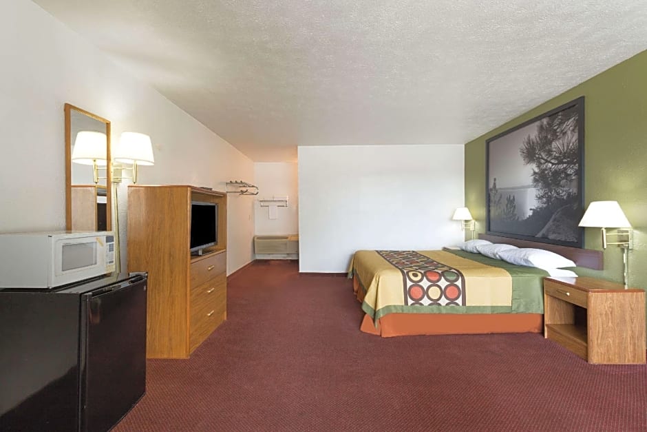 Super 8 by Wyndham Wells