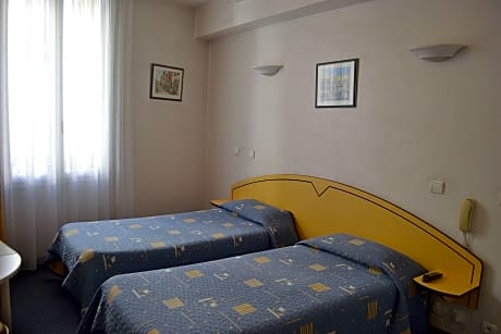 Standard Twin Room (2 Twin Beds)