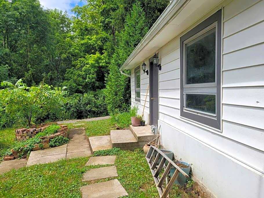 Cozy Farmhouse 10 Minutes From The Beach!