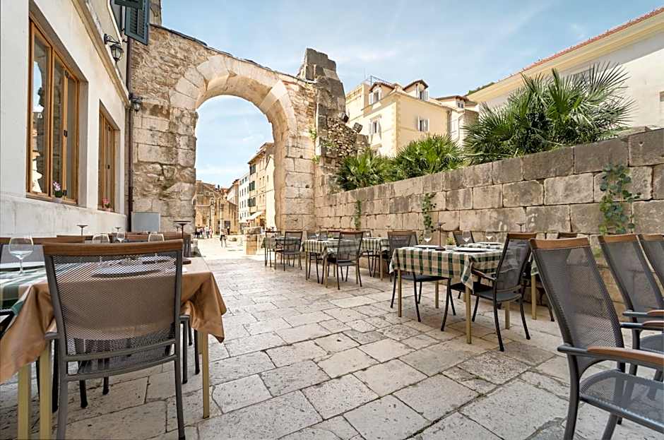 Hotel Peristil