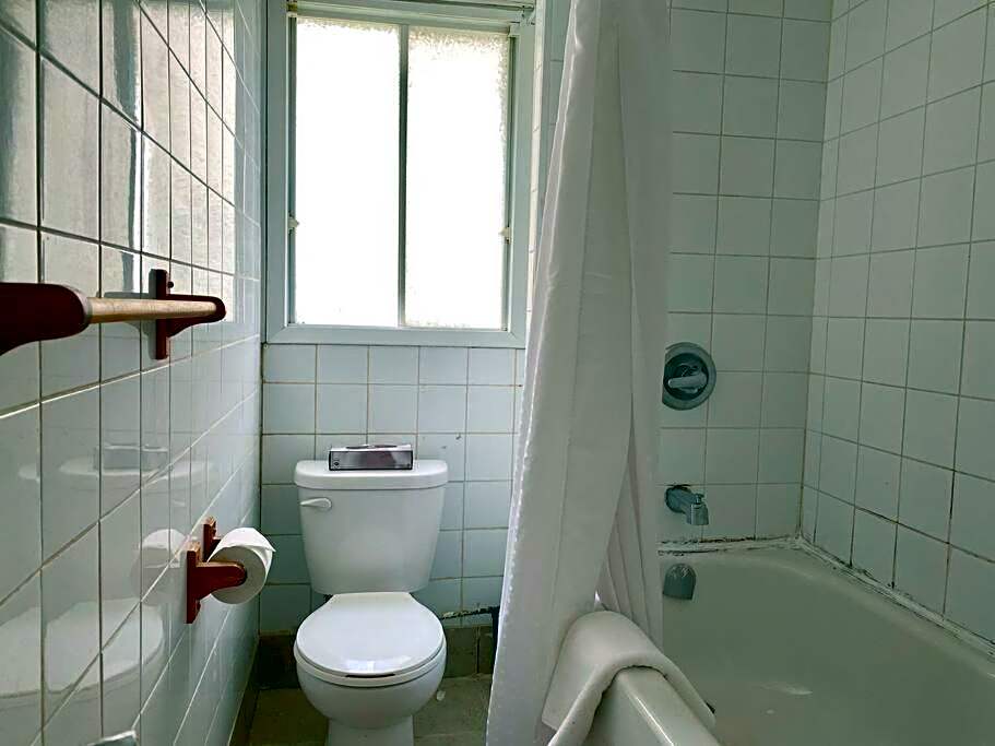 Cozy 2-BDRM, Mid Floor, Backyard