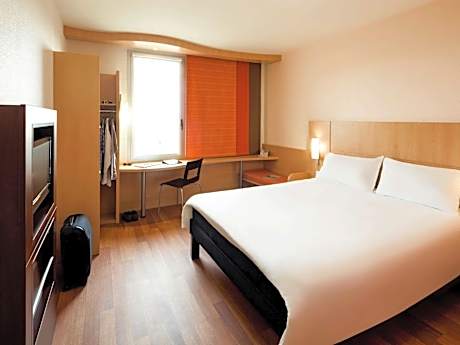 Standard room with a double bed