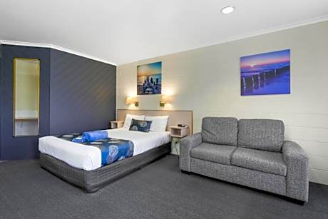 Deluxe Queen Suite