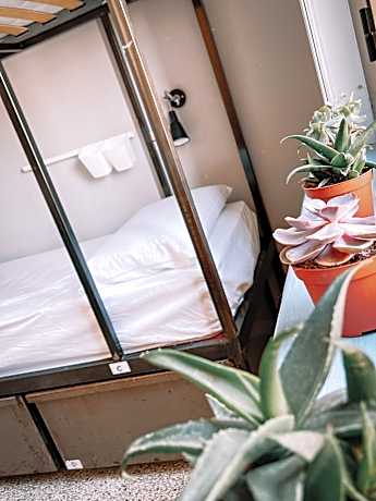 Bed in 4 Female Dorm (Shared bathroom)