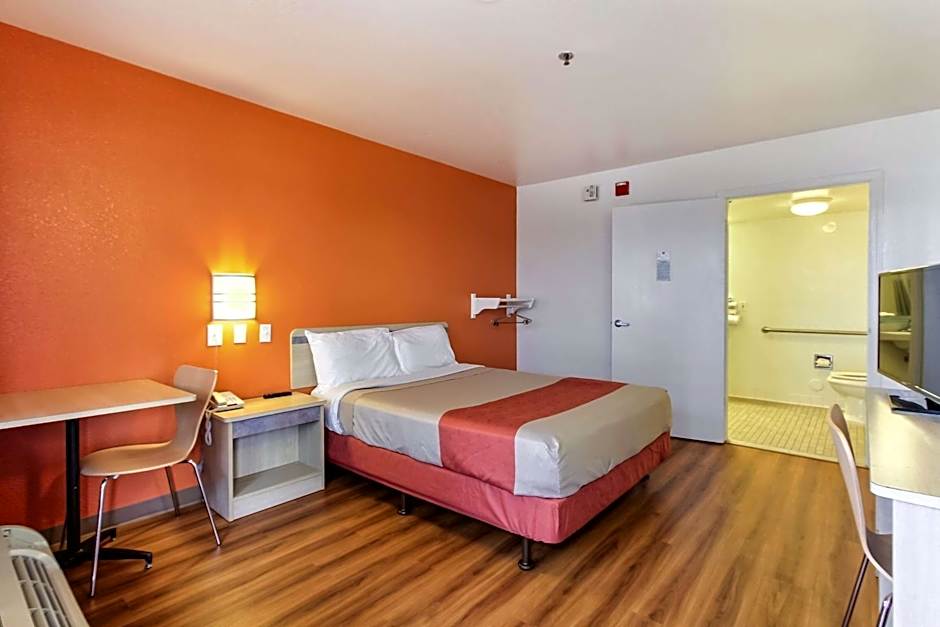 Motel 6-Salinas, CA - North Monterey Area