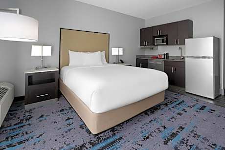 Queen Room with Roll In Shower - Mobility Accessible - Non-Smoking