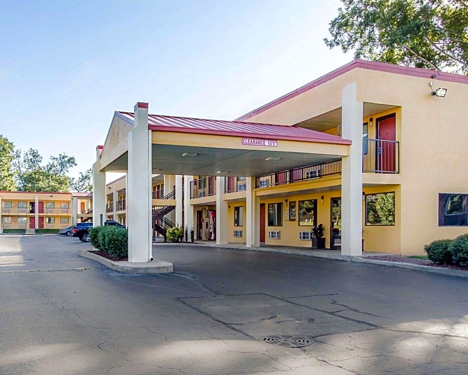 Photo 1 of 33 of Econo Lodge Lanett