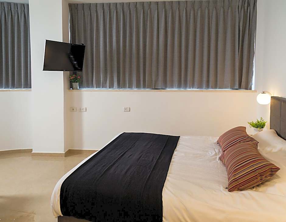 Johnny Hotel – Jerusalem, CA