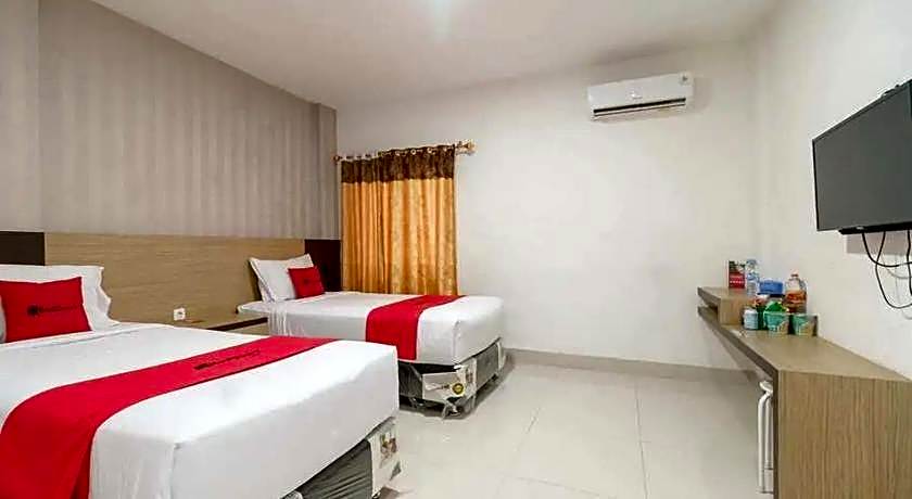 RedDoorz Plus @ Cemara Asri Medan