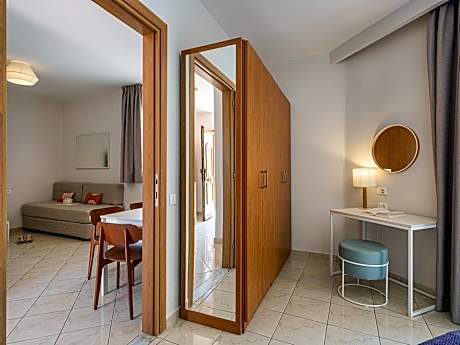 One-Bedroom Apartment Inland View