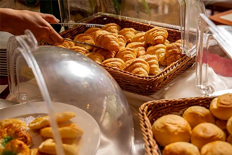 Tropicana Hotel (SHA Extra Plus)