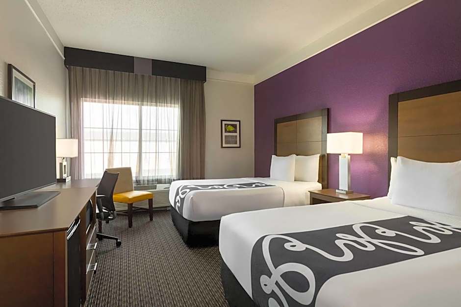 La Quinta Inn & Suites by Wyndham Arlington North Six Flags Drive