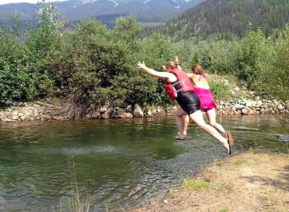 Summit River Lodge & Campsites