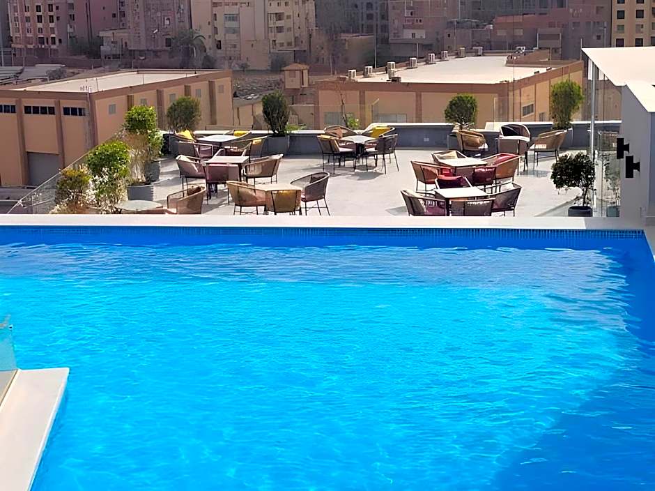 Pyramid Front Hotel