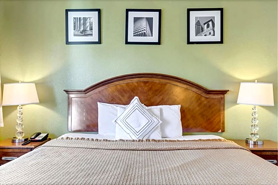 Travelodge by Wyndham Savannah Midtown