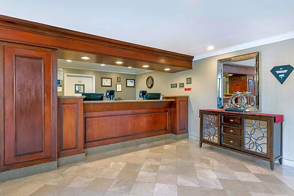 Best Western Plus Marina Shores Hotel