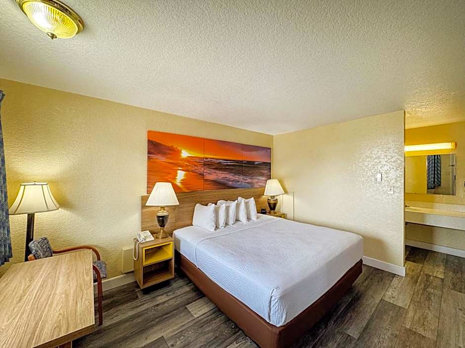 Days Inn by Wyndham Mackinaw City - Lakeview