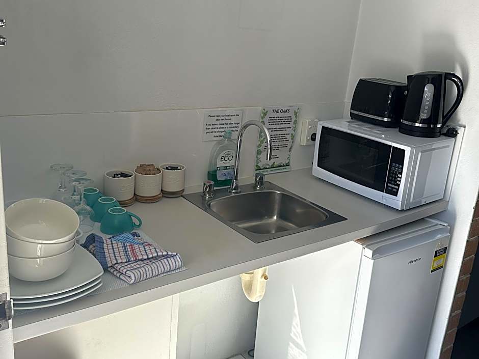 The Oaks Hotel Motel