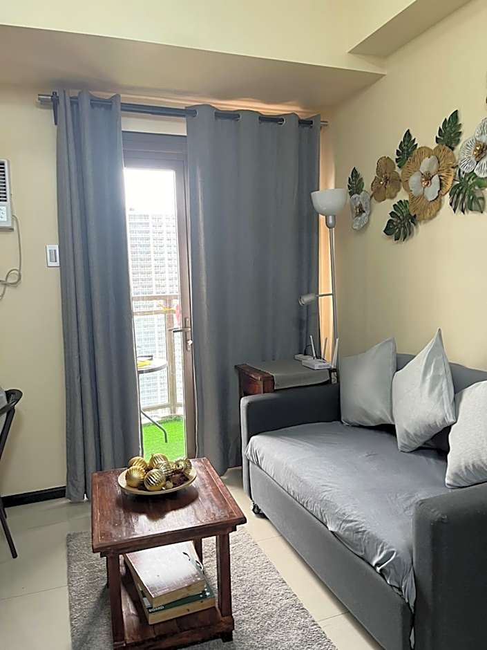 Bayfront Suite in Pasay, Manila Near NAIA Terminal, PICC, Star City, MOA and US Embassy - Pet-Friendly, Free Pool, Wi-Fi & Netflix