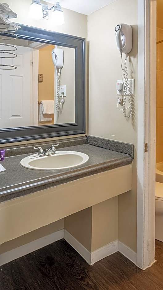 Knights Inn North Bay