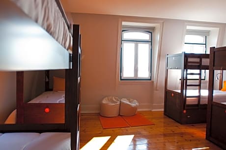 Bed in 6-Bed Dormitory Room with City View