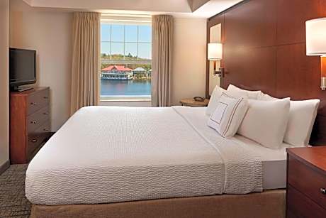 1 Bedroom Suite, 1 King, Private Sofa bed, Partial Lake view, Balcony, Fireplace