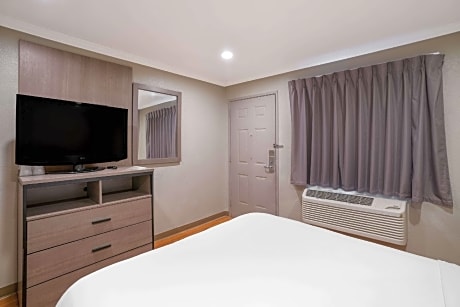 1 Queen Bed Smoking Accessible
