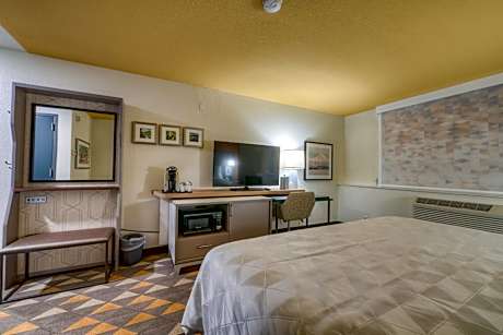Standard King Room with Mobility Accessible Tub
