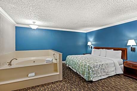 HomeTowne Studios Yuba City Bonanza - Marysville