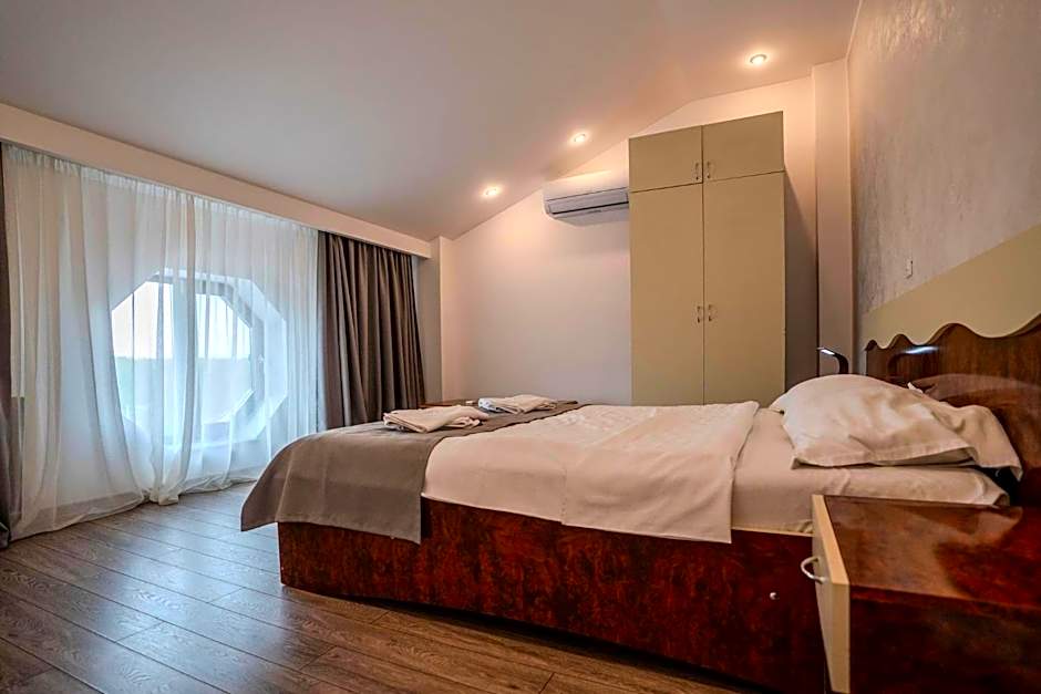 Hotel Emi