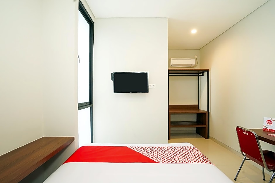 Capital O 449 The Colins