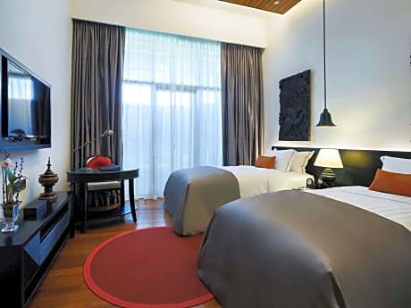 DELUXE ROOM, 2 Single Beds with significant lake view from private balcony