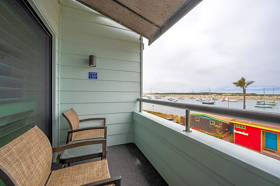 456 Embarcadero Inn & Suites